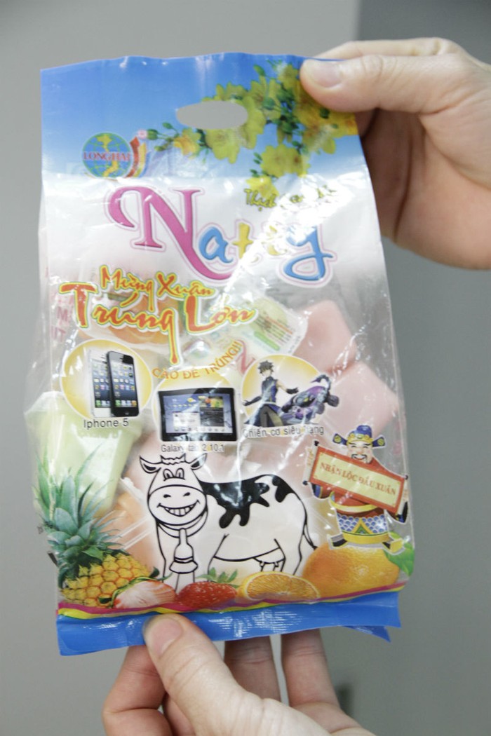 Trên gói thạch sữa chua natty của Long Hải có đủ những hình ảnh bắt mắt, thu hút người dùng nhưng hạn sử dụng tìm "căng mắt" chẳng thấy đâu. Ảnh: N. Nam